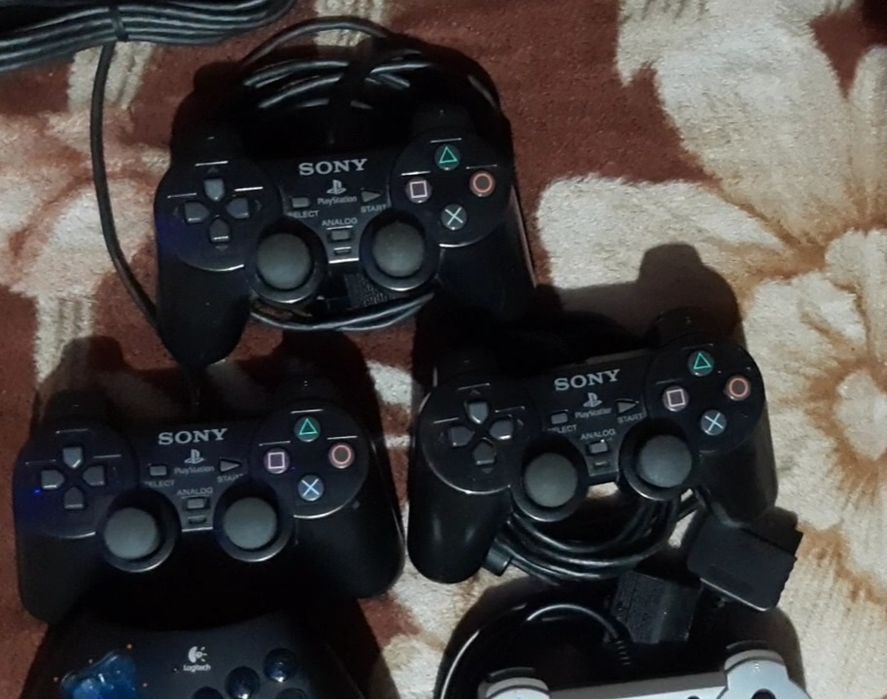 Vând manete originală PlayStation 2 și ps2 și 2 Logitech în stare bună