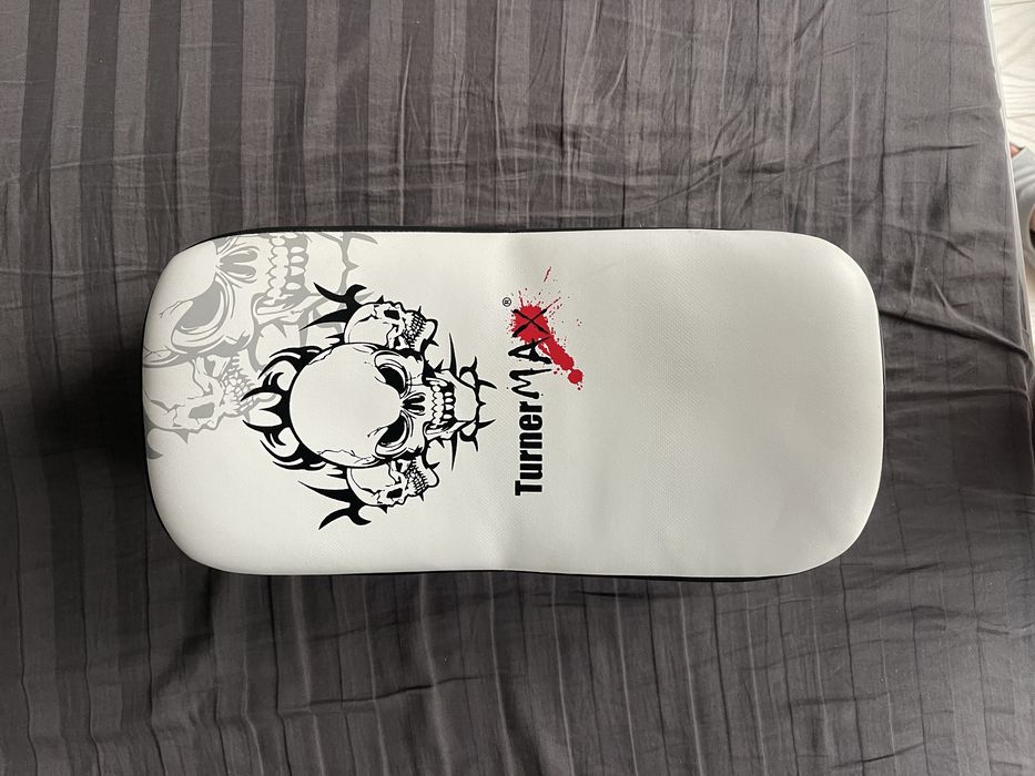 Protectie pentru brat, alb-negru, pad de box, pad tailandez.