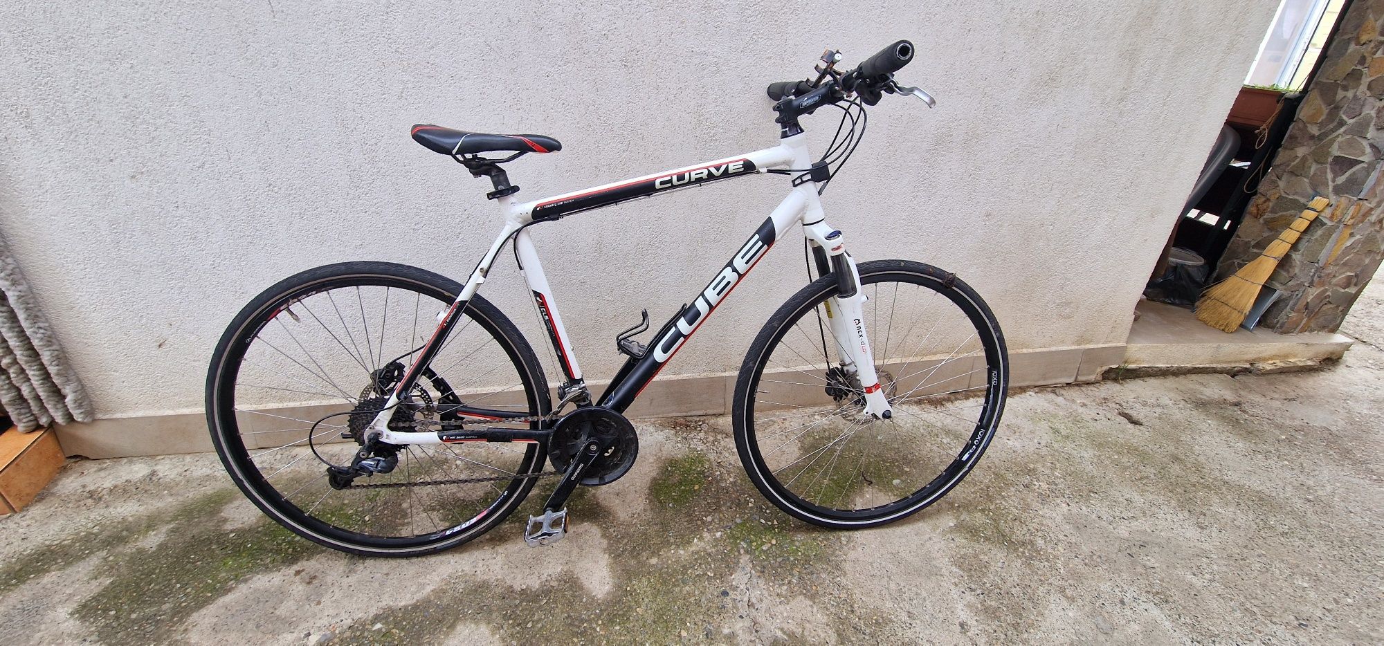 Bicicleta Cube roti pe 28 inch.