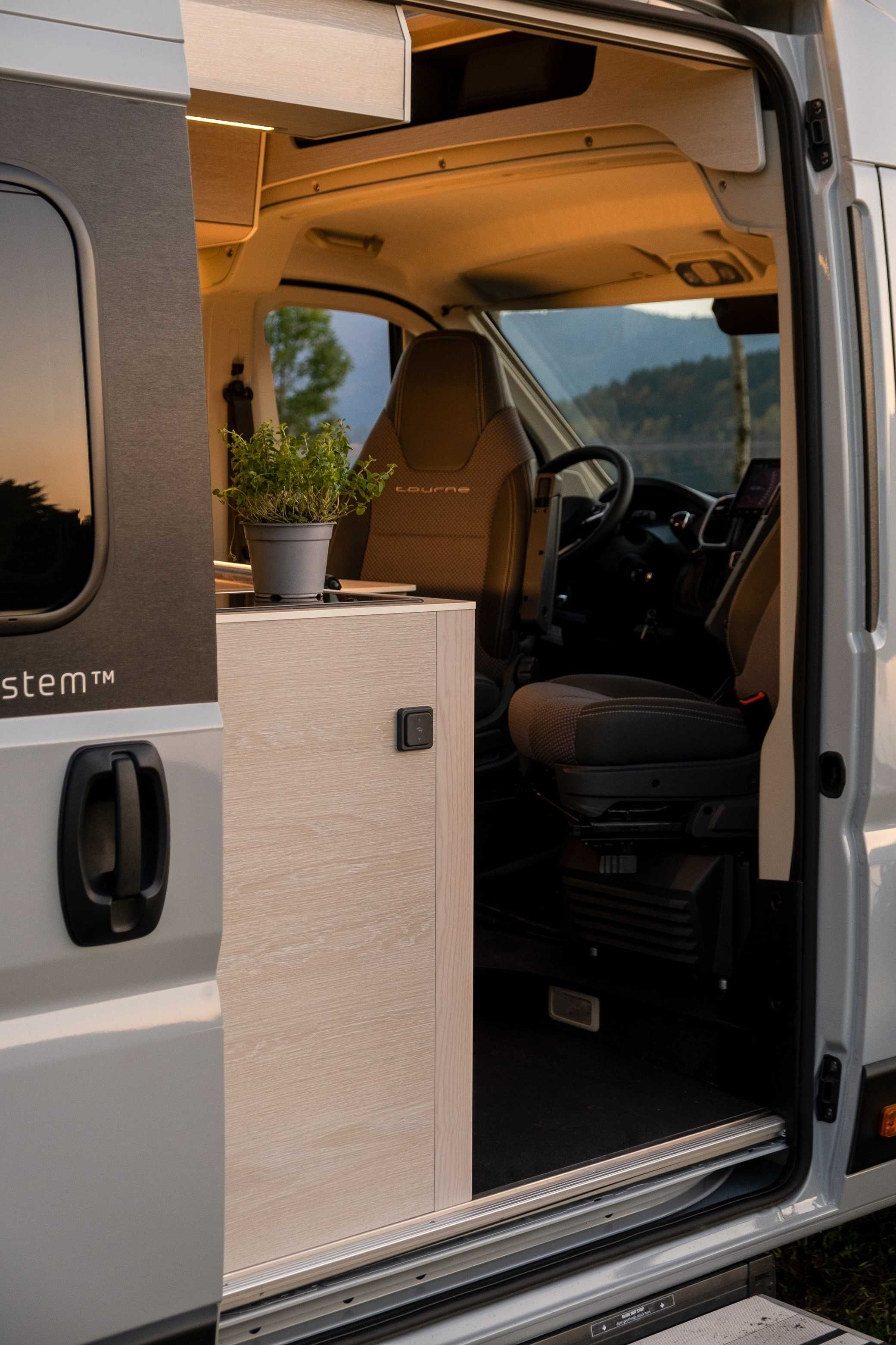 Autorulota (Campervan) TOURNE Peugeot Boxer, automat/manual, stoc noua