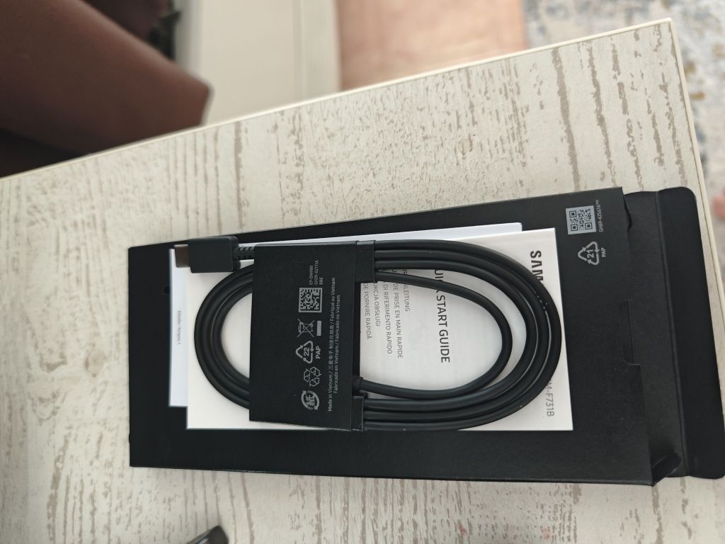 Продавам Samsung Z Flip 5, бял
