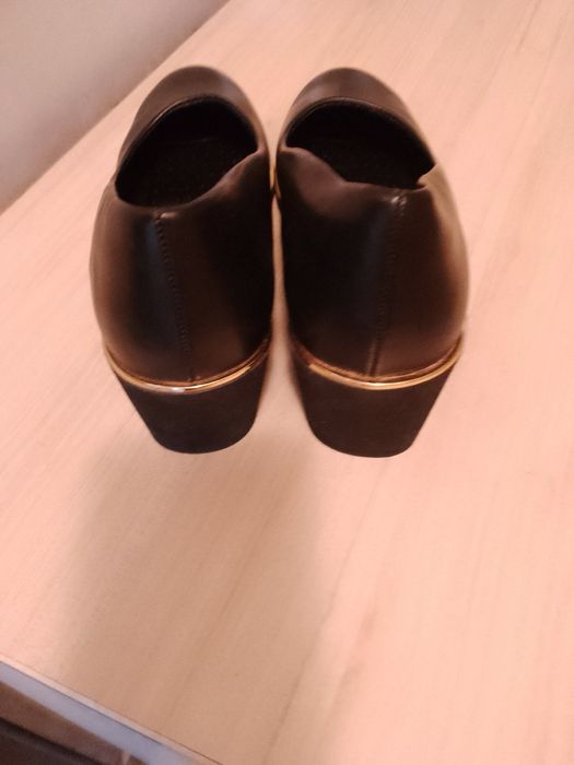 Нови черни дамски обувки
