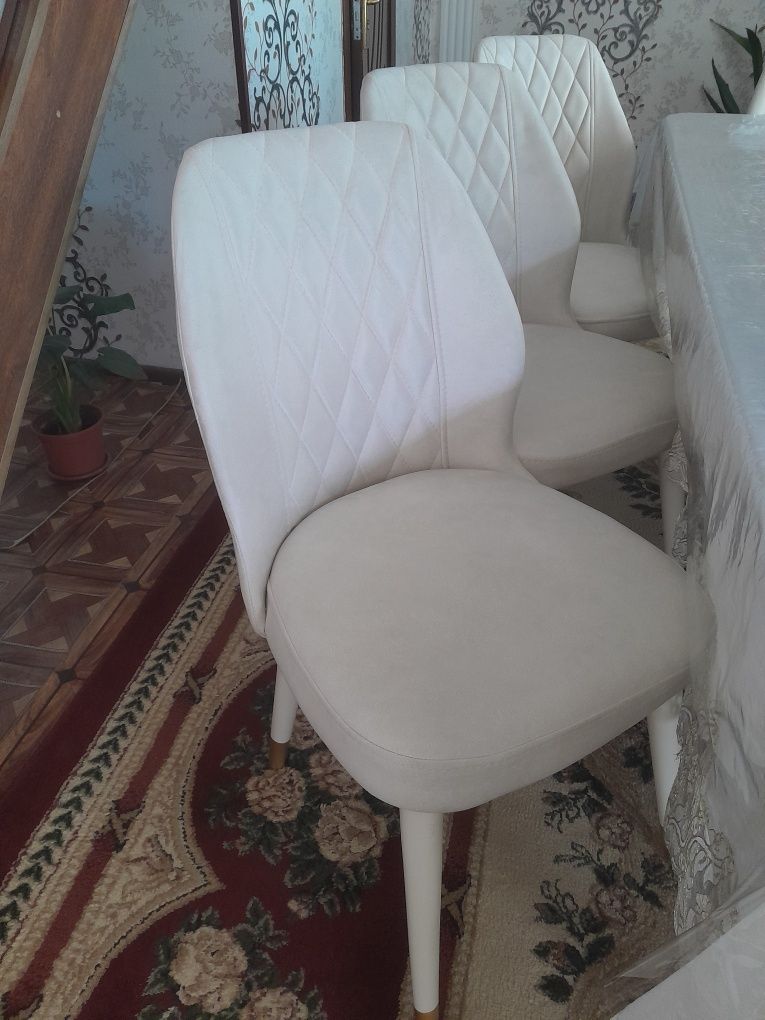Продаются стулья  для  гостиной  6шт  нового  дизайна  новые