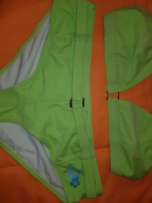 луксозен зелен бански топмодел Хавай и Розов с нежни къдрички и връзки