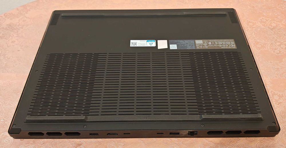 RTX 4090 16GB/Core i9-14900HX/32GB RAM/1TB SSD/3.2K Mini LED 1200nits.