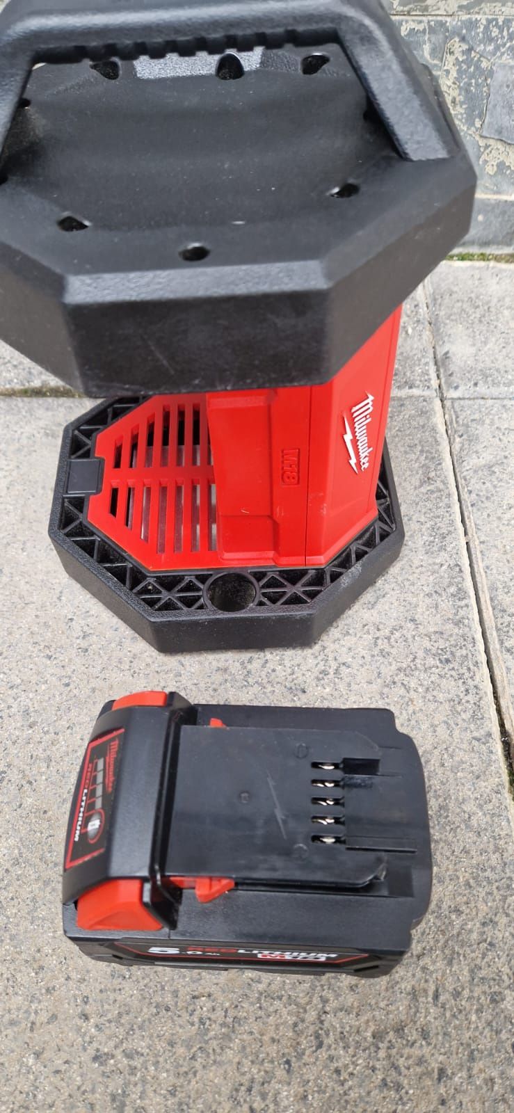 Milwaukee reflector de șantier pe acumulatori