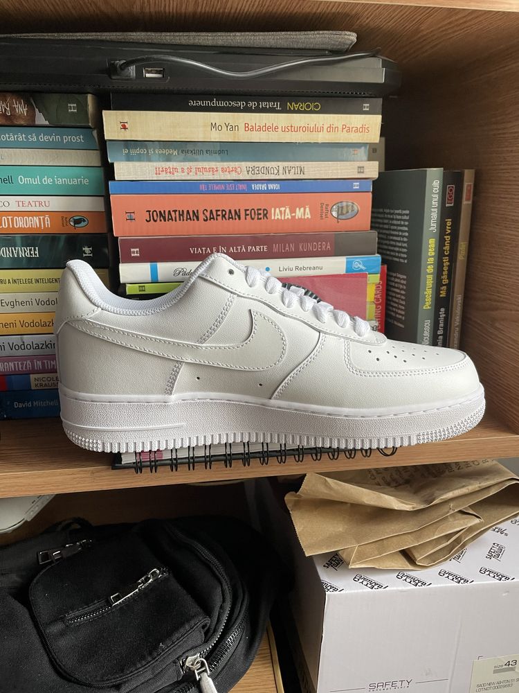 Nike Air Force 1 Triple White