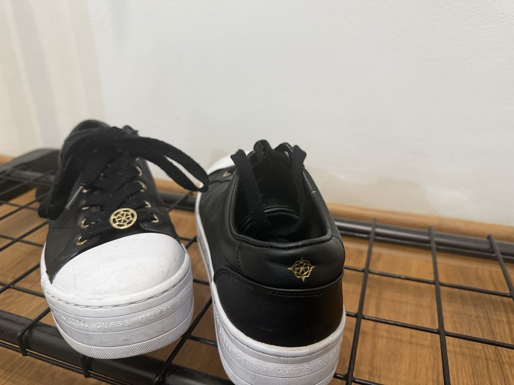 Кецове на Guess в бяло и черно