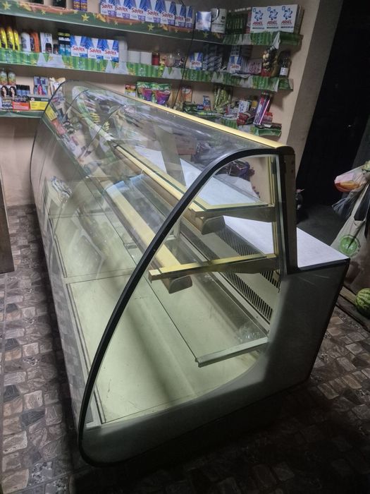 Vând vitrina de prăjituri