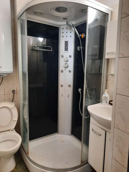 Душ кабина в добро състояние в Бургас