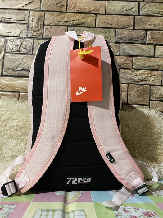 Оригинална раница Найк…два цвята.Много добро качество.С две отделени.
