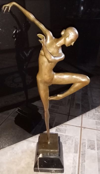 Sculptura, balerina în stil Art-Deco din bronz masiv pe soclu din marm