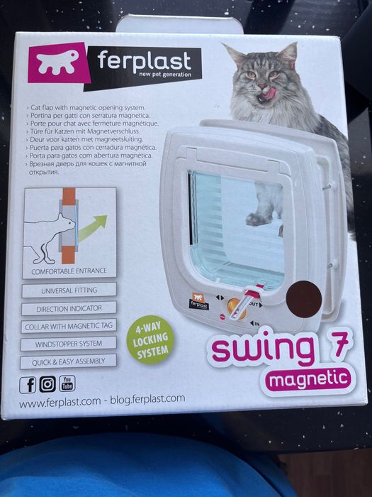 Usa pentru pisici cu sistem de deschidere magnetic