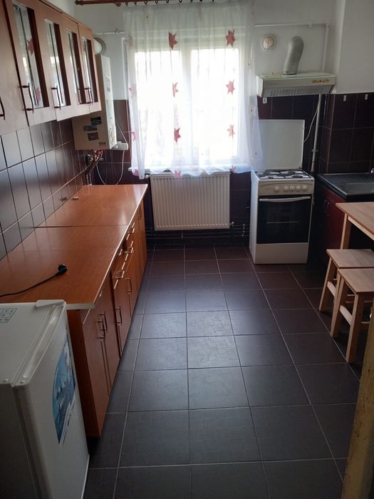 Vând apartament cu 3 camere în orașul Bumbești-Jiu