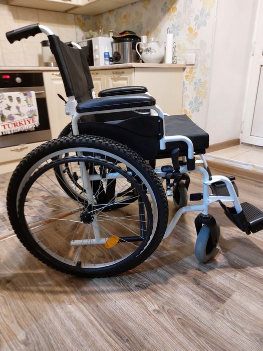 Кресло коляска, прогулочная, есть вторая, шины другие комнатные