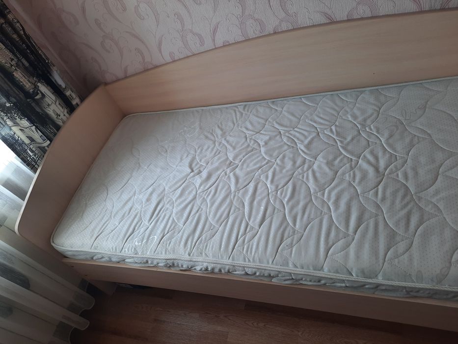 Кровать с матрасом