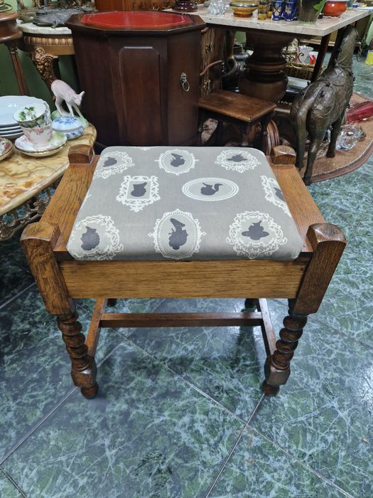 Прекрасна антикварна английска табуретка стол за пиано