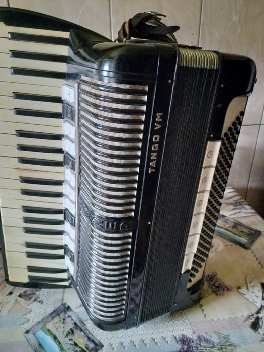 Vând acordeon Hohner Tango VM