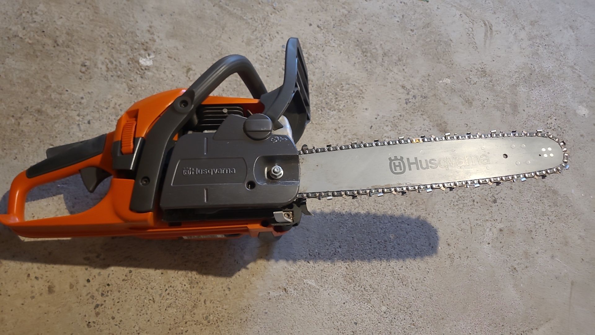 Vând drujbă Husgvarna.