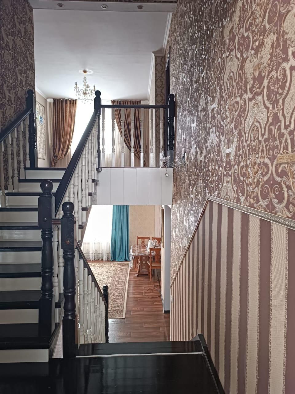 Продается дом 10 комнат 240 м
