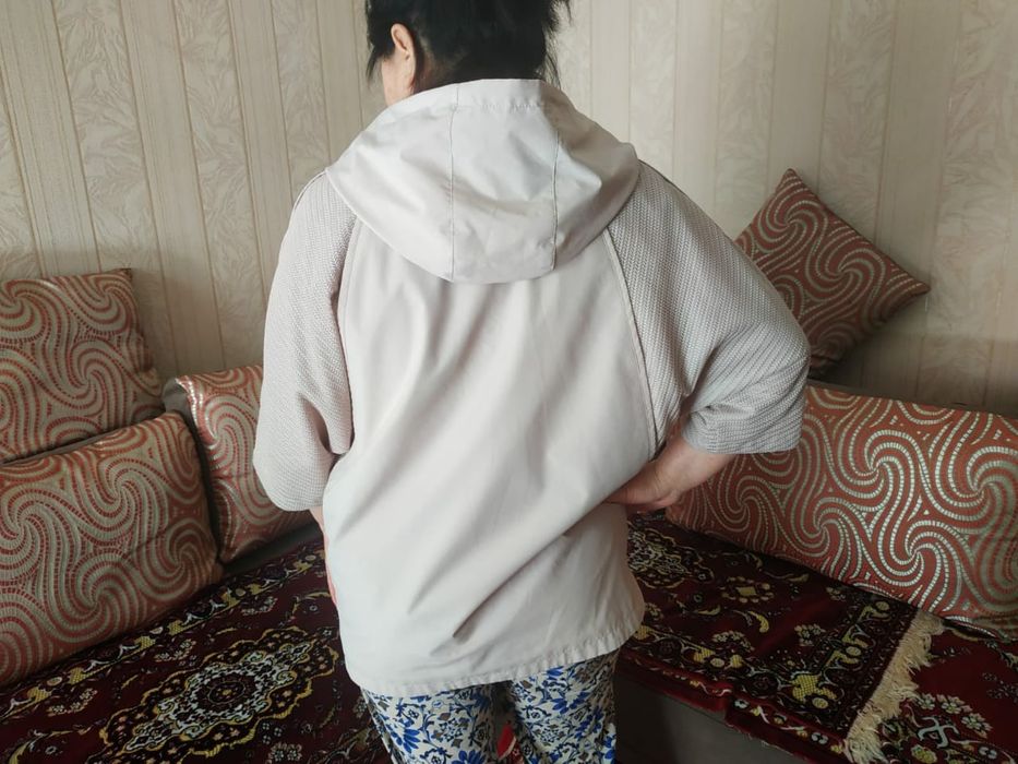 Продам куртку женскую демисезонную с капюшоном.