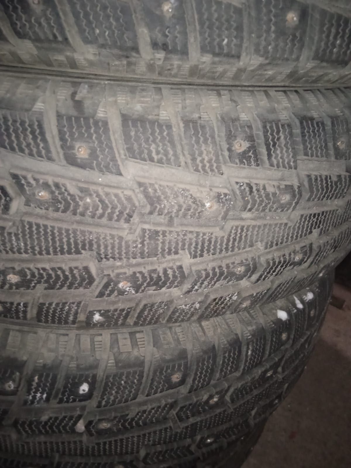 Продам зимнюю резину 205/70R15