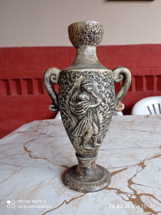 Старинна ваза за цветя