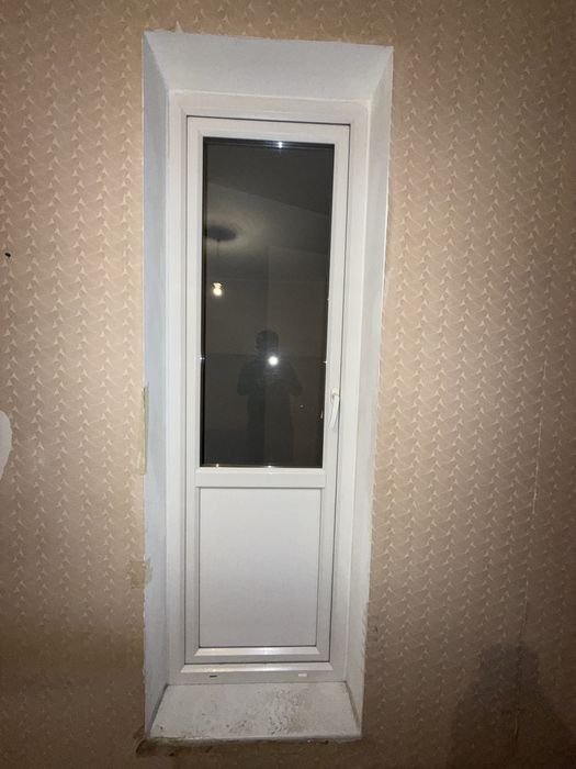 Продам пластиковую дверь бу