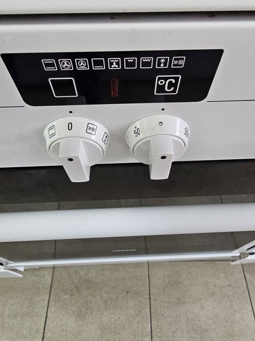 Свободностояща печка с керамичени котлони Siemens HC722210U A+ 70L