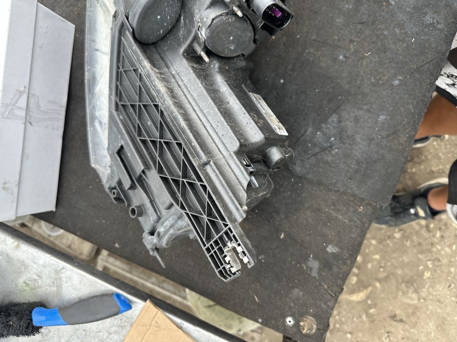 Десен или ляв Фар Audi Q3 8U 2012-2016 добро състояние 8U0941004