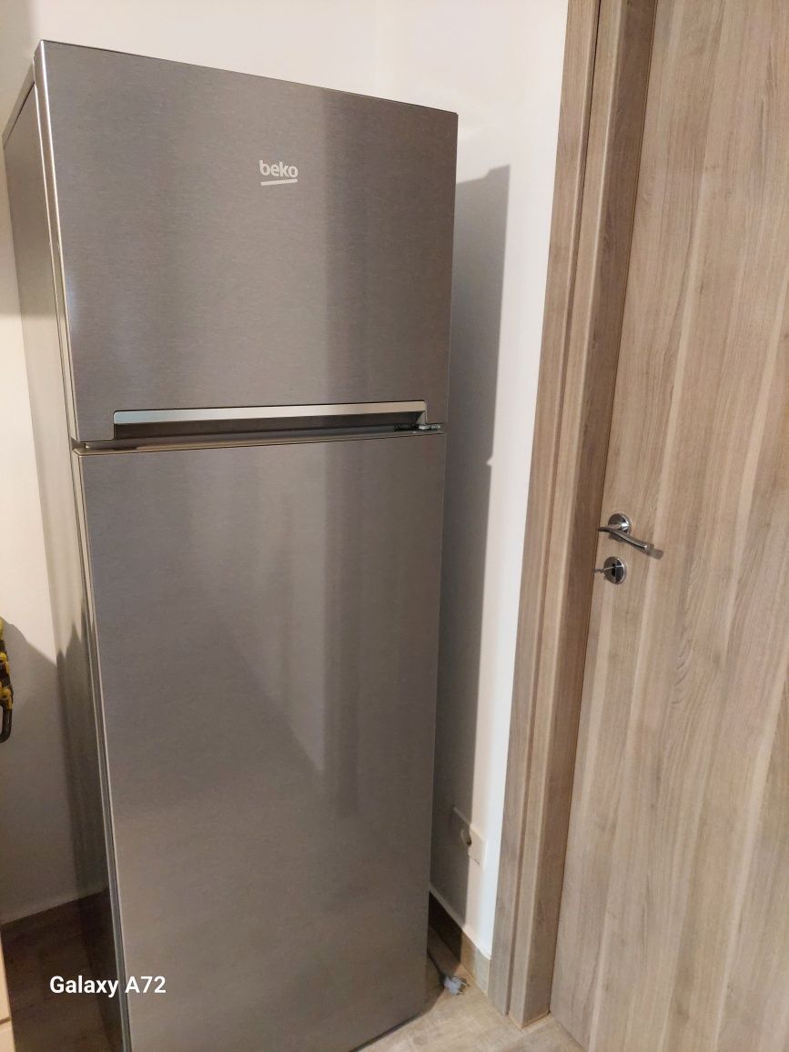 Vând frigider Beko 310L