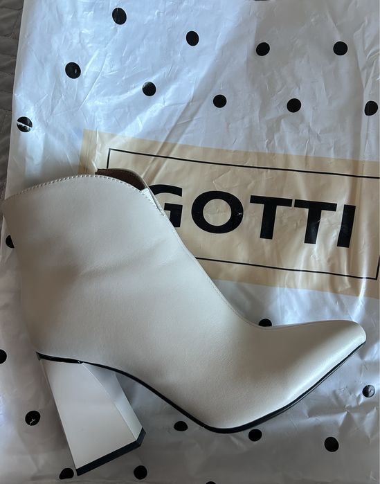 Ботильоны фирмы GOTTI. Новые. Размер 37.