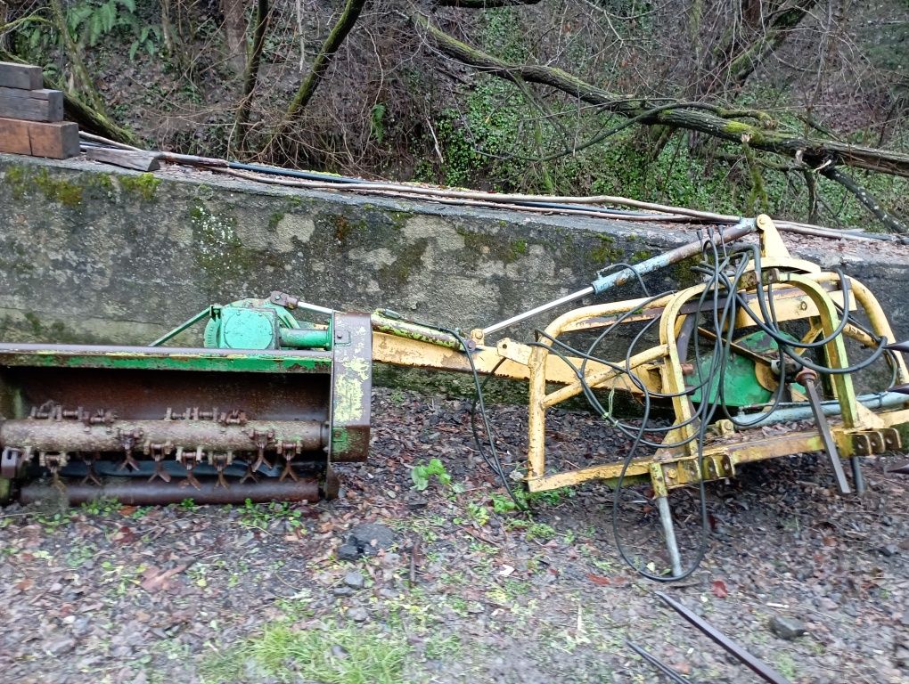 Tocătoare resturi vegetale cu brat hidraulic