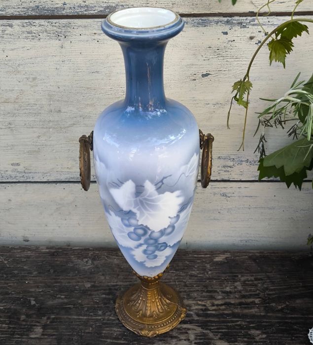 Ваза с месингови дръжки