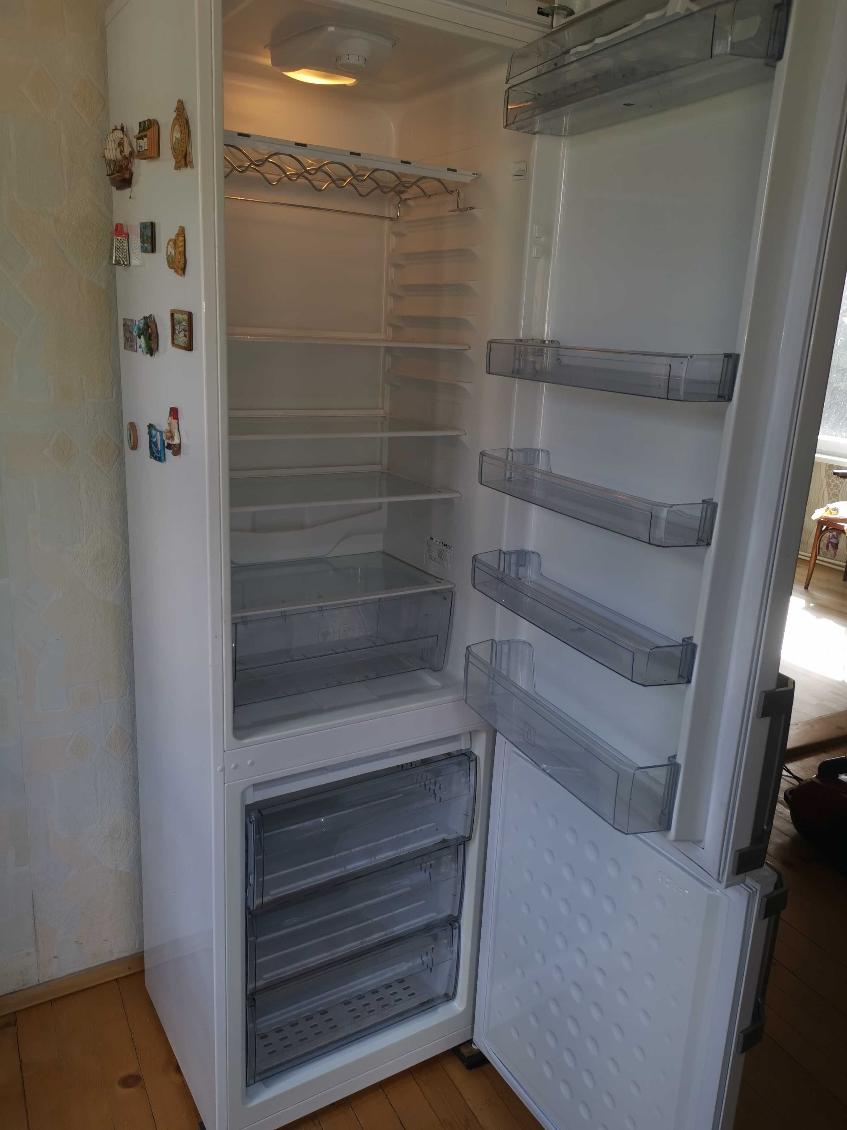 Хладилник с вграден фризер Beko CS 238020