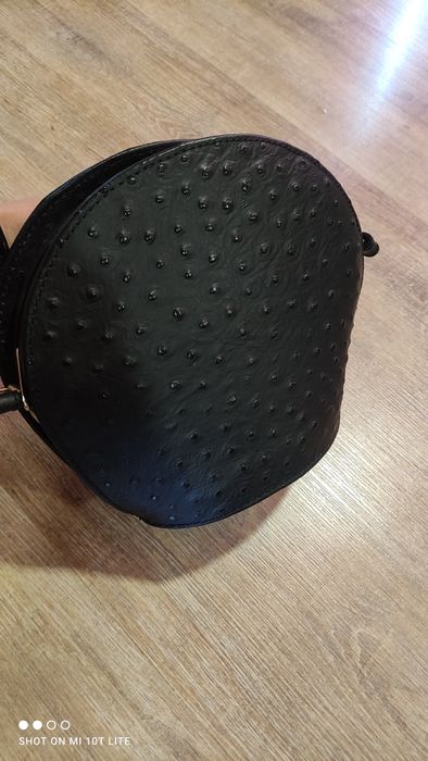 малка черна чантичка