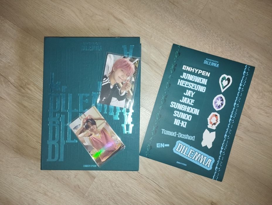 Книги с различни заглавия и цени