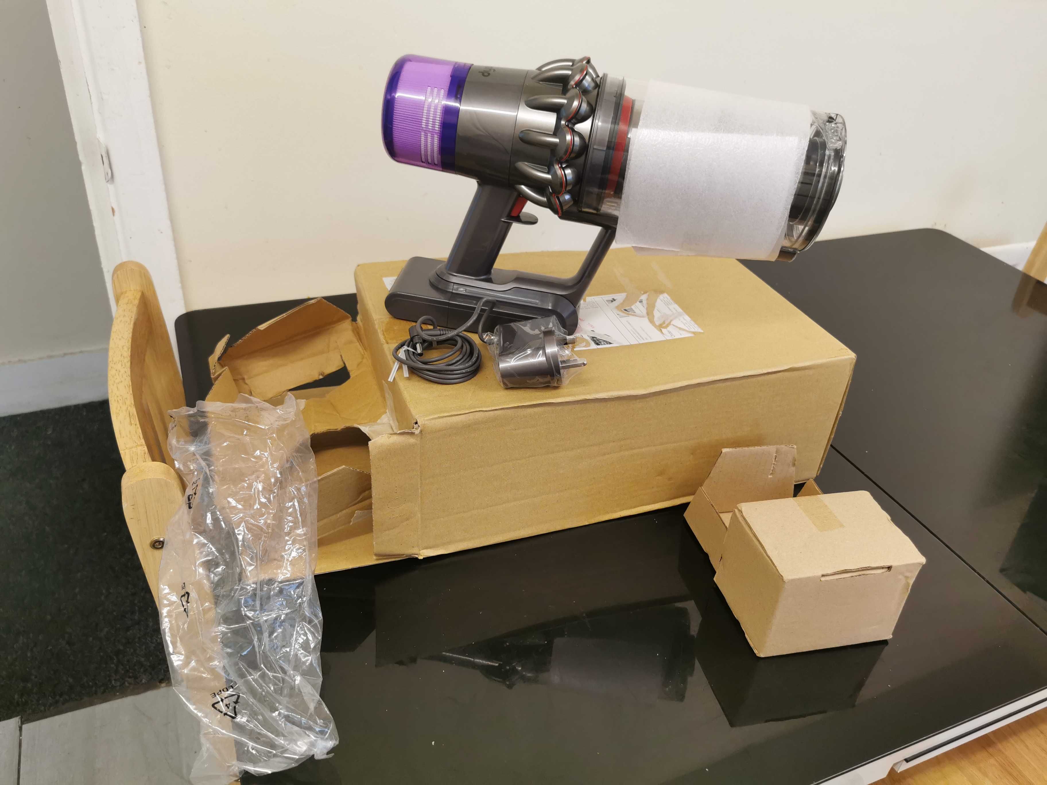 Прахосмукачка Dyson V11 с клик система,само тялото с зарядното!