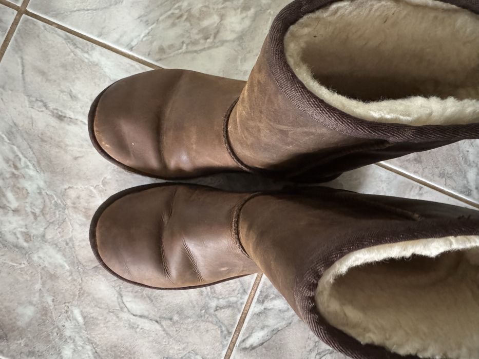 Vand cizme UGG din piele