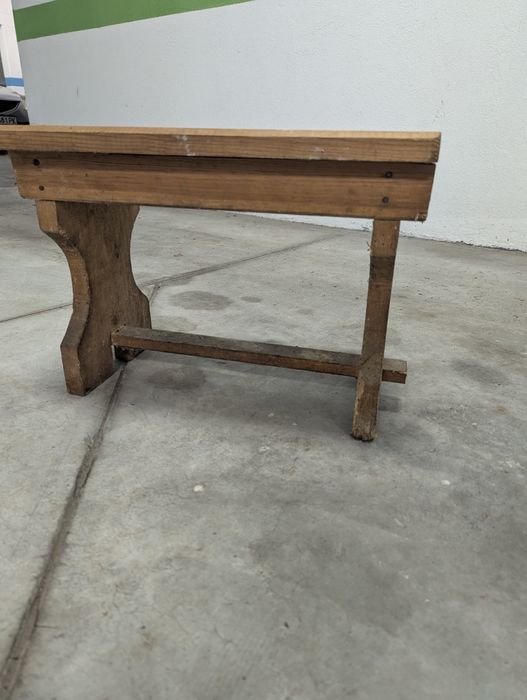 Старо дървено столче