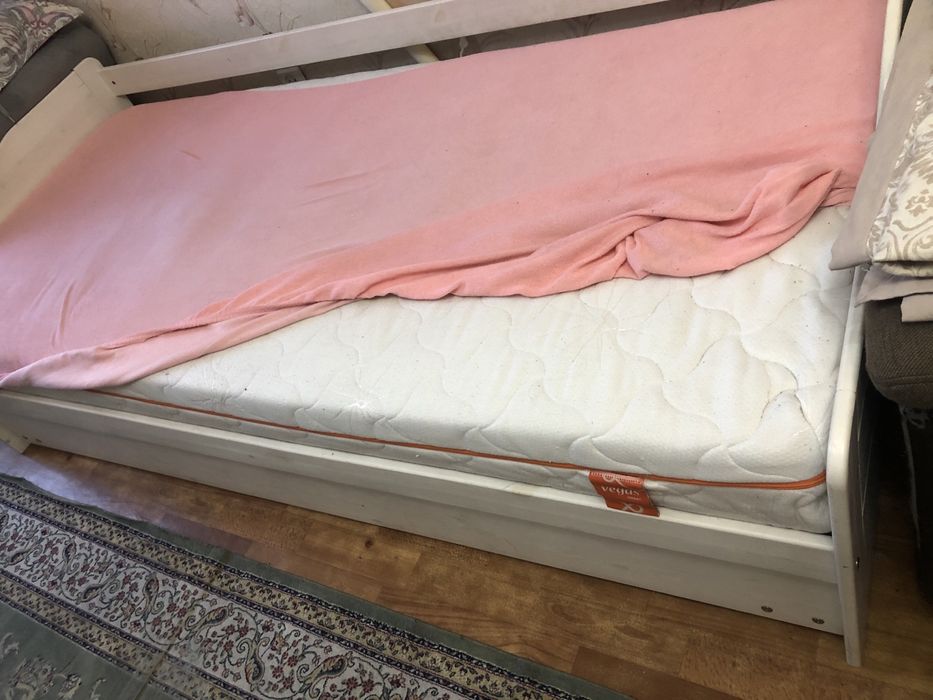 Кровать дерево