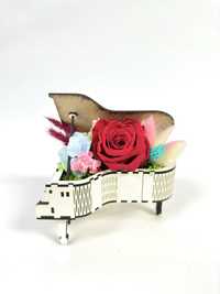 Trandafir crogenat in pian de lemn