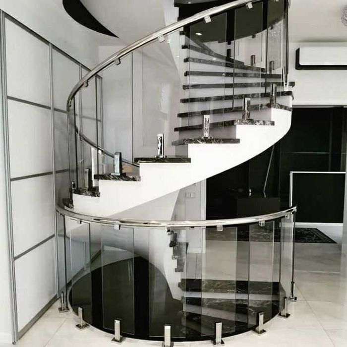 Перила из нержавейки и стекла. Доставка и монтаж бесплатно!