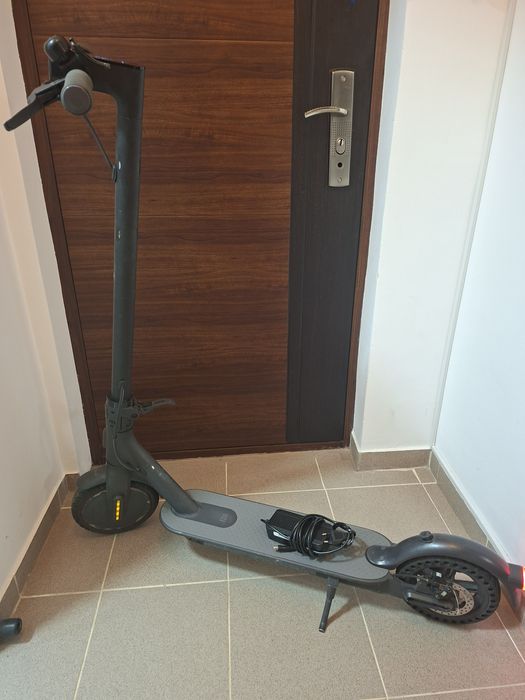 Trotineta electrica Xiaomi Mi Electric Scooter Essential