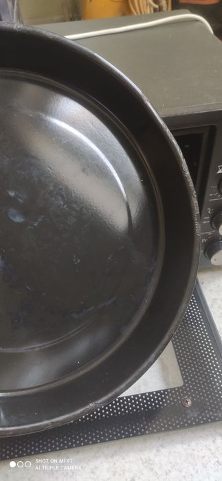 Электропечь 42л. На круглом подносе есть  сколы, на работу не влияют