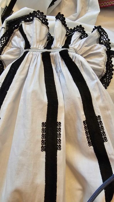 Costum traditional canonic de Sibiu (marginime) cu fir metalic vechi