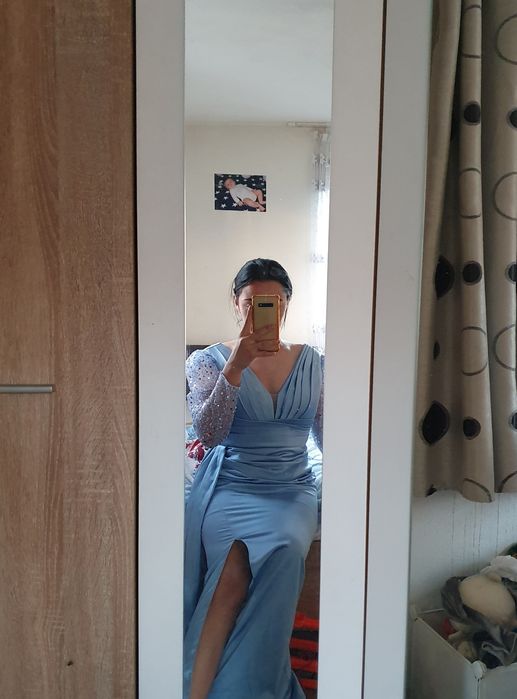 Rochie lungă de ocazie, într-o nuanță superbă de albastru intens