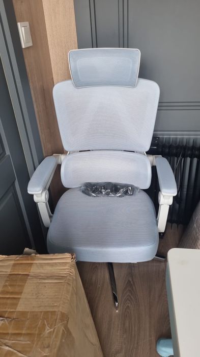 Компьютерное офисное кресло с подставкой для ног