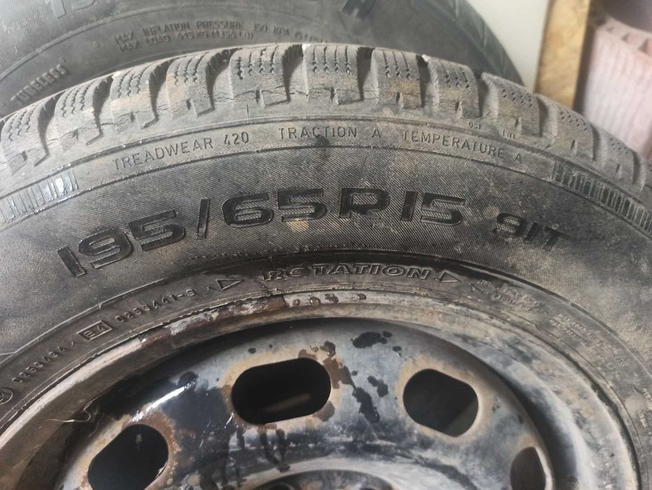 гуми 3 бр. зимни и 2 бр. летни с джанти