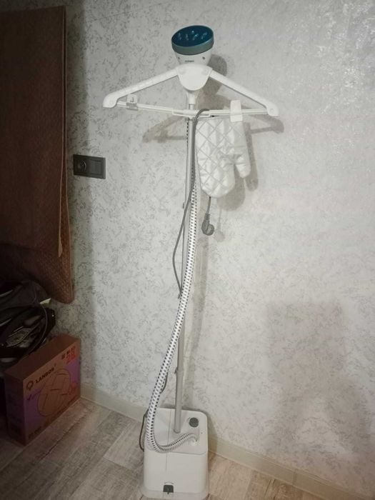 Паровой утюг вертикальный с вешалкой Polaris. НОВЫЙ